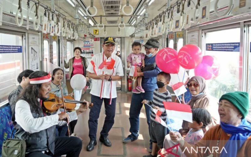 KAI Commuter bagikan bendera untuk meriahkan HUT RI