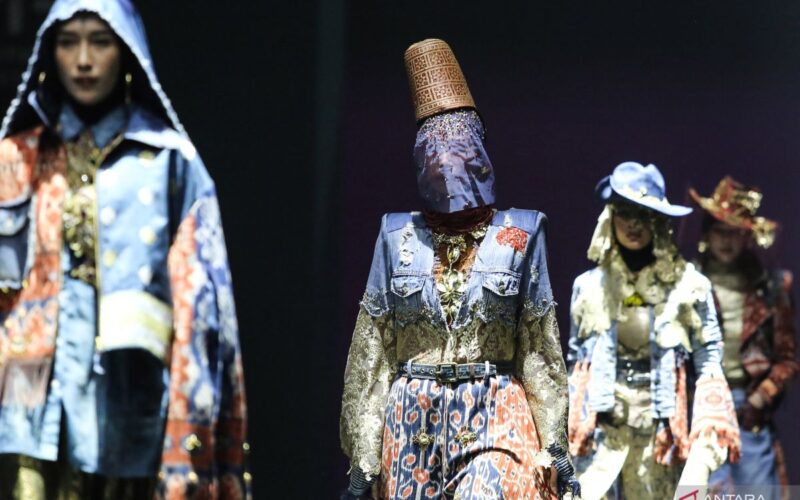 Peragaan busana Indonesia International Modest Fashion Festival di Jakarta