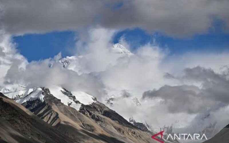 Gunung Qomolangma catat rekor jumlah wisatawan pada 2024